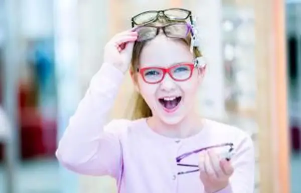 Dievča sa snaží o okuliare