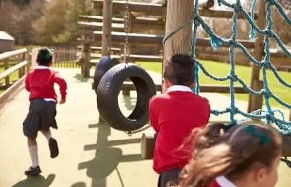 Deti sa hrajú na schovávačku