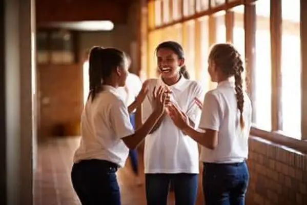 Estudiantes que tienen recreo en la escuela.