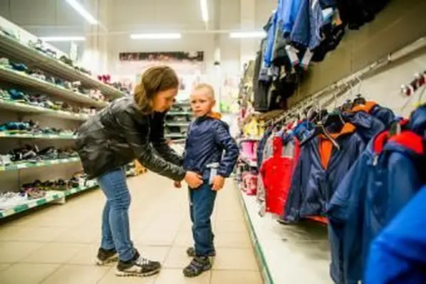 אם ובנה קניות בחנות בגדים