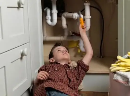 Ragazzo che lavora come riparatore