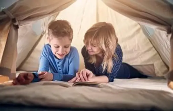 テントの中で母と息子