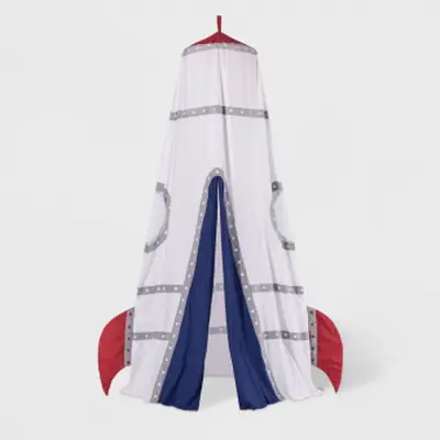 テントで昼寝をしている女の子