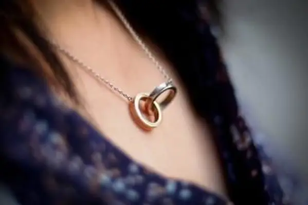 collar con dos anillos unidos