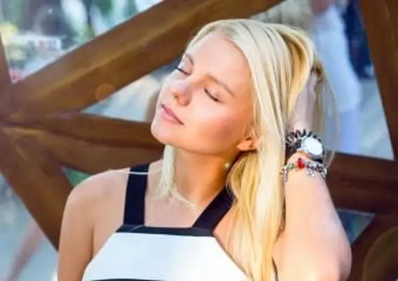 チャームブレスレットを身に着けているブロンドの女性