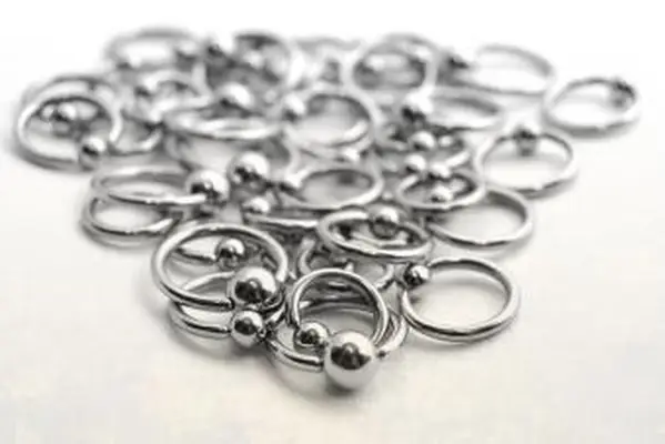 Close-up de circulaires en acier inoxydable dispersées avec des perles