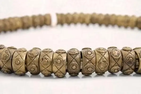 Ceinture en laiton traditionnelle de la tribu Kadazan à Sabah