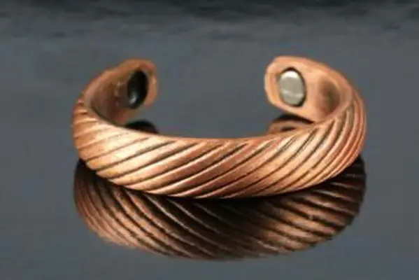 Anneau thérapeutique en cuivre et magnétique