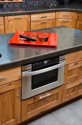 研ぎ澄まされた黒御影石のタイルカウンター