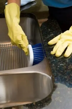 Wiederherstellen des Glanzes einer Edelstahlspüle