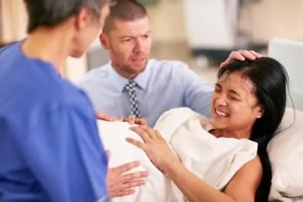 支援を受けて出産する女性