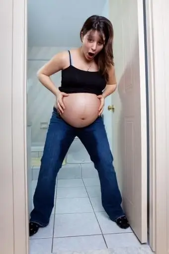 kobieta właśnie złamała wodę