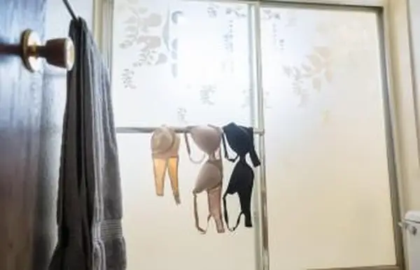 Kúpeľňa so zavesenými podprsenkami