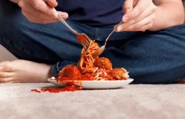 כתמי עגבניות על השטיח