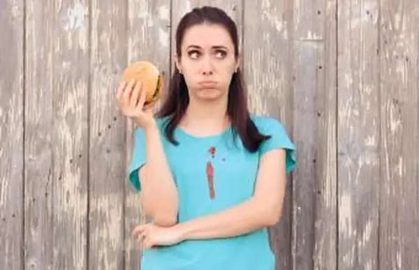 כיצד להסיר כתמי עגבניות (רוטב אחיד)