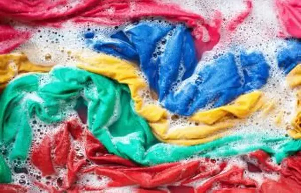 Roupa colorida na água