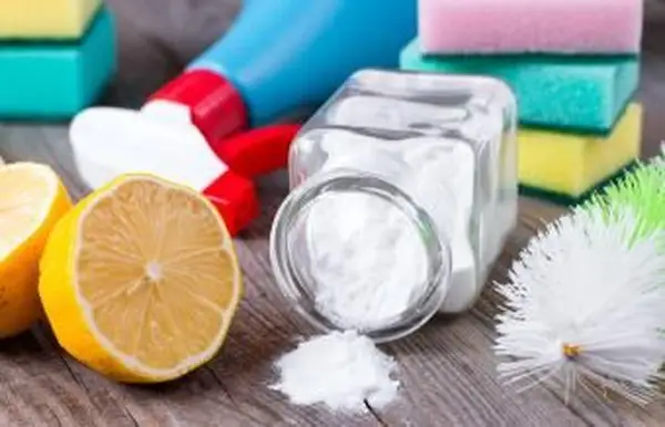 Bicarbonate de soude, sel, citron et chiffon