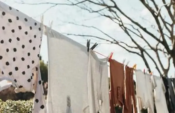 Come asciugare i vestiti all'aria per risultati freschi e impeccabili