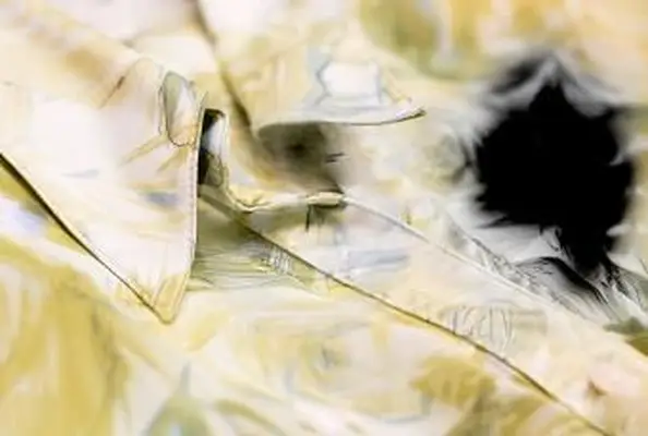 Como você remove manchas de tinta da seda?