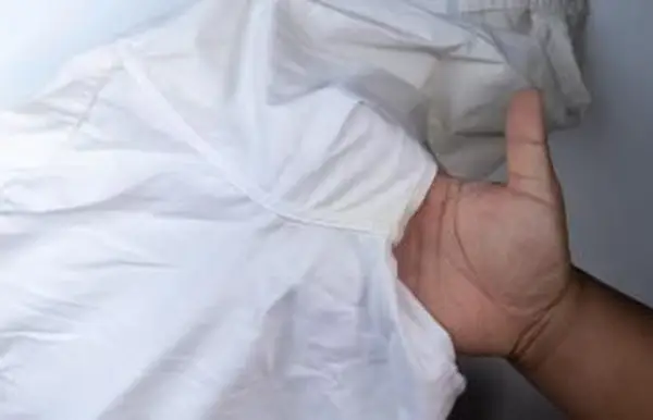 plama na białej koszuli pod pachami