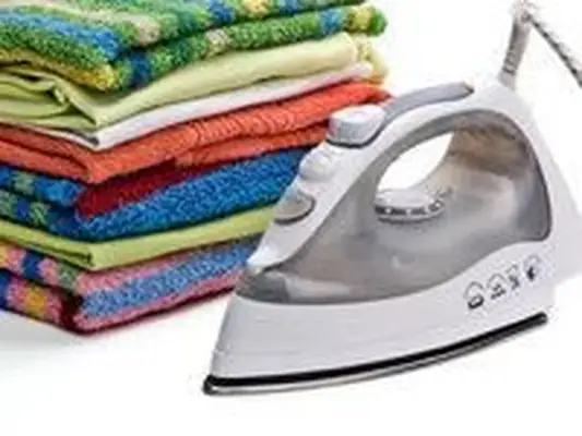 Jak czyścić żelazko od stopy żelazka do otworów parowych?