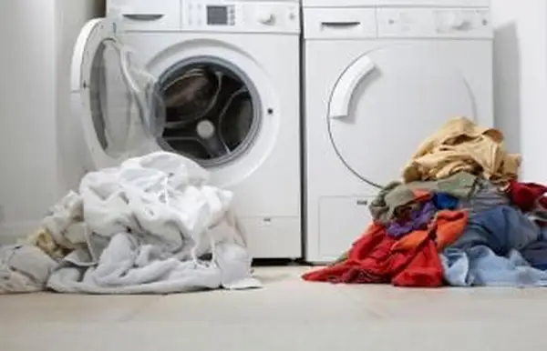 um colorido uma pilha branca de roupa lavada