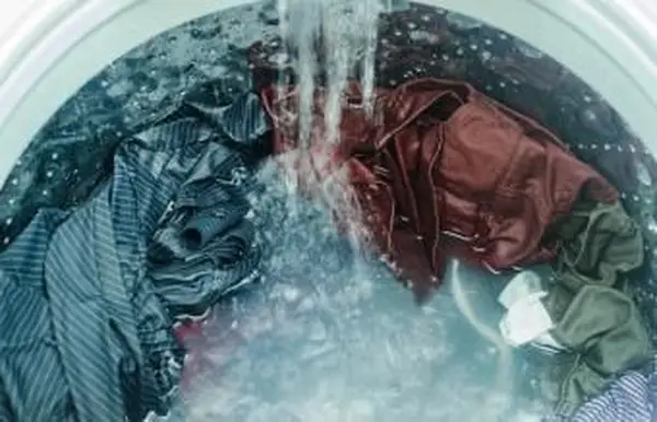 Roupas sendo lavadas na máquina de lavar