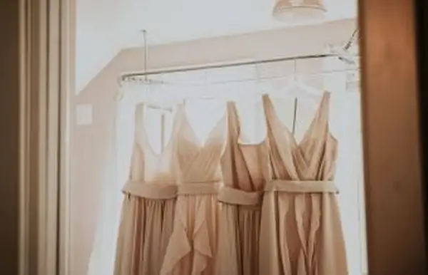 sukienki na zaparowanym prysznicu