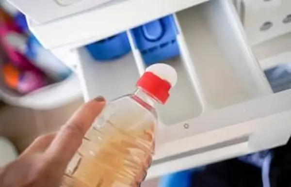 Mettere l'aceto in lavatrice