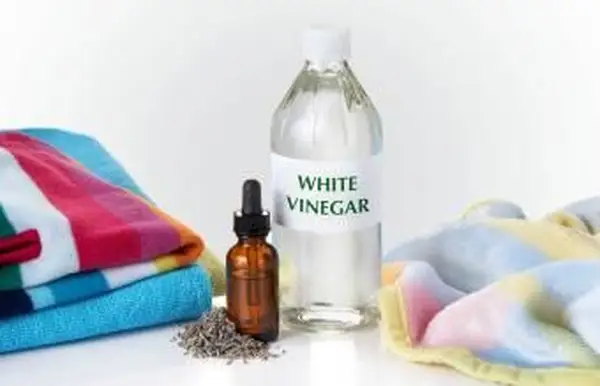 Aceto in lavanderia: 11 cose da fare e da non fare per i vestiti più puliti