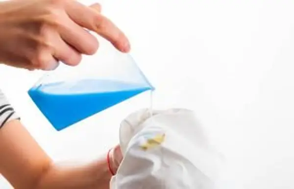 Flecken aus weißem Hemd entfernen