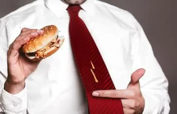 Wie man Senf aus der Kleidung bekommt