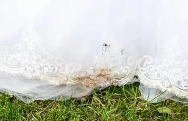 vestito con macchie d'erba