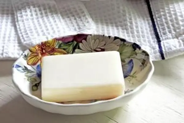 מוט סבון, כלי סבון וחלוק רחצה