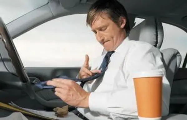 Cómo limpiar y quitar las manchas de las corbatas en casa