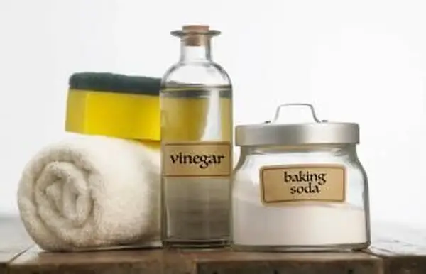 bicarbonato de sodio y vinagre en la mesa