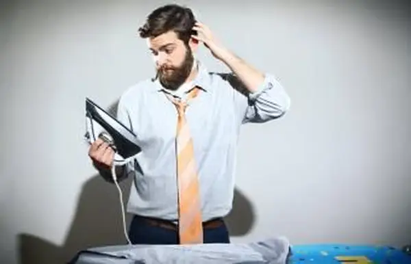 איש מגהץ בגדים