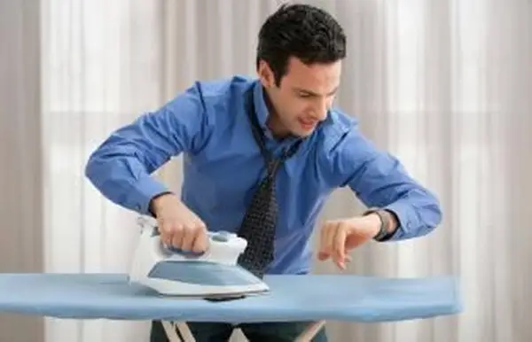 גבר מגהץ בחיפזון