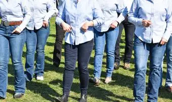 8 berühmte und beliebte Line Dances, die Sie heute lernen können