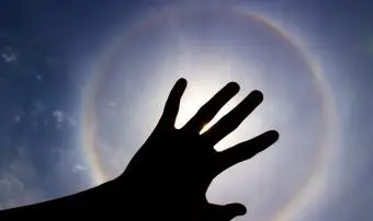 Bedeutungen von Regenbogenkugeln in Begegnungen und Bildern