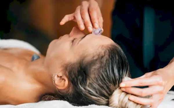 Praktykujący Ajurwedę używający kryształów do leczenia czakr