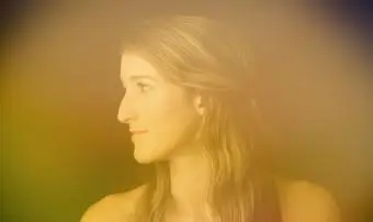 Znaczenie żółtej aury: Wyjaśnienie Twojego złotego blasku