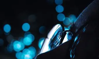 Donna che indossa occhiali contro il chiarore della lente blu durante la notte