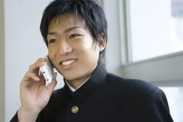 ילד באמצעות טלפון סלולרי.webp