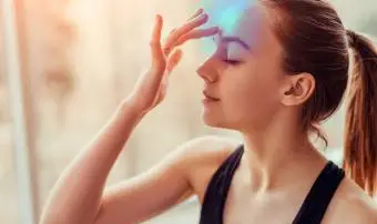 ženská dotyková čakra na čele