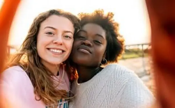 najlepsi przyjaciele robią sobie selfie