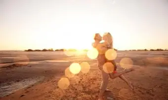 あなたの旋風のロマンスのための 75 の予期せぬ愛の引用