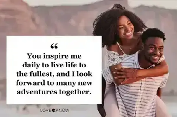 Láskavý mladý pár sa baví na pláži