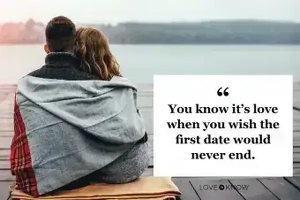 Šťastný mladý pár vonku