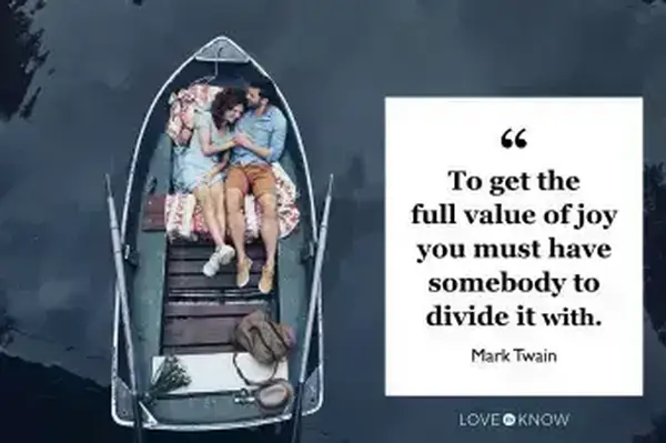 Mladý pár objímajúci a usmievajúci sa, keď ležal v člne